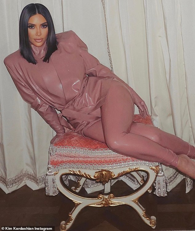 26452514-8157549-Proud_wife_Clad_in_a_pair_of_Yeezy_thong_sandals_the_mother_of_f-m-60_1585251465748